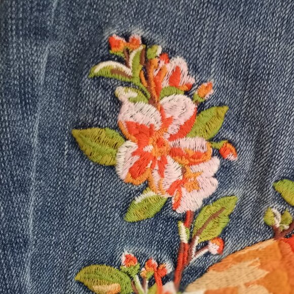 'Martha Stewart' Embroidered Cuffed Mid wash Denim Jeans Size 2 EUC - Picture 4 of 16